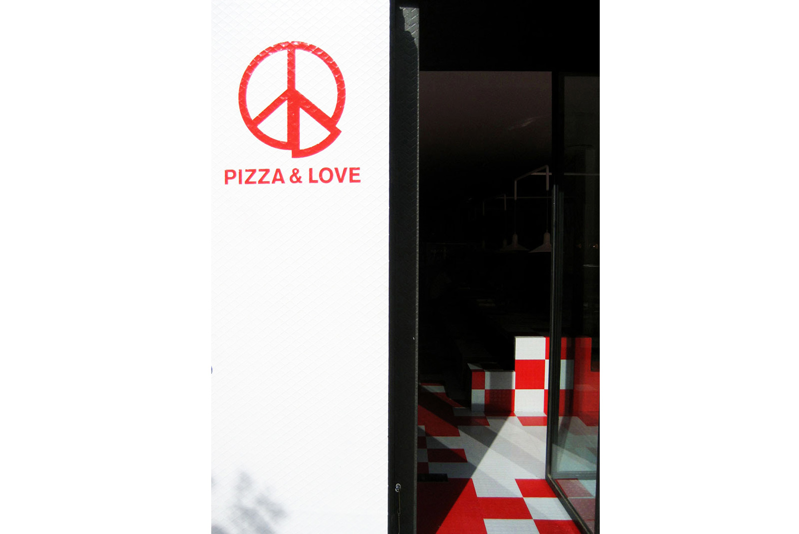 1-PizzaLove-entrance-2.jpg